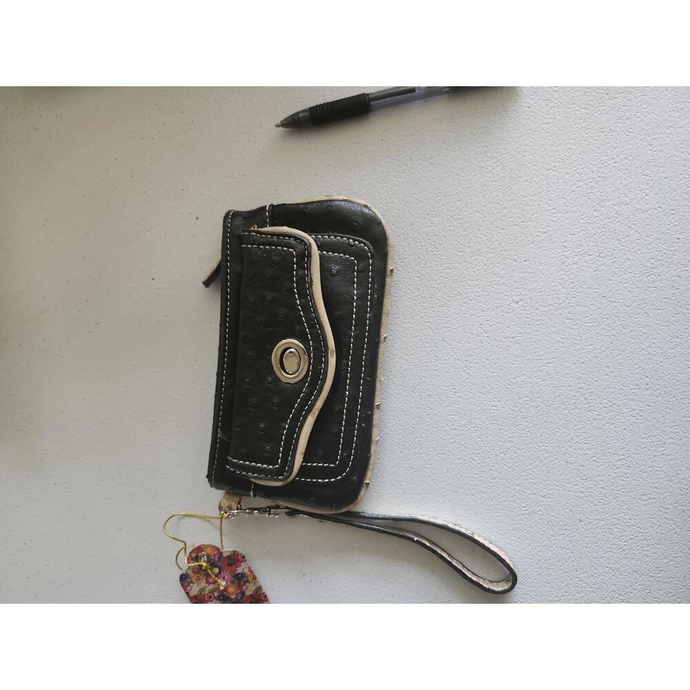 Cara wristlet